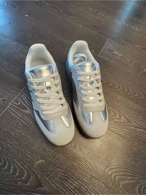 Dream Pairs Women's Silver and White Sneakers 10W